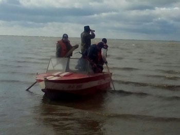 Спасатели вторые сутки ищут рыбаков на Каховском водохранилище фото