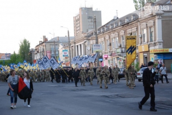 В Бердянске прошел марш полка «Азов» фото