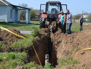 Газификация Приазовского на финишной прямой – газовые трубы прокладывают по улицам поселка фото