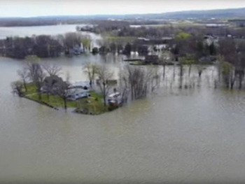 Огромный потоп скрыл под водой город в Канаде  фото