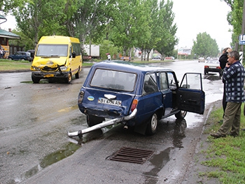 В ДТП на ул. Ломоносова попали микроавтобус и ВАЗ фото