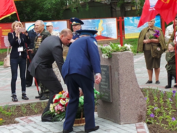 Торжественным возложением цветов чтят память погибших и ветеранов войны  фото