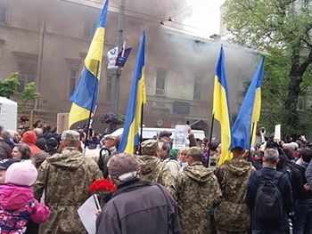 Колонну Бессмертного полка в Киеве закидали дымовыми шашками фото