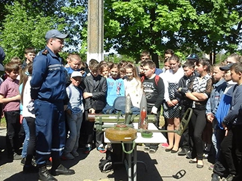 В Мелитопольском районе школьники примерили одежду спасателей фото