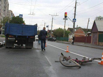 Маленький велосипедист упал под колеса грузовика  фото