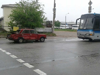 В Запорожье легковушка таранила автобус фото