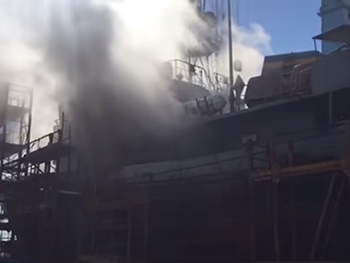 В Николаеве загорелось судно ВМС Украины  фото