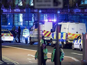 Теракт в Манчестере: полиция арестовала троих подозреваемых фото