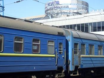 Укрзализныця не планирует отменять поезда в Россию фото