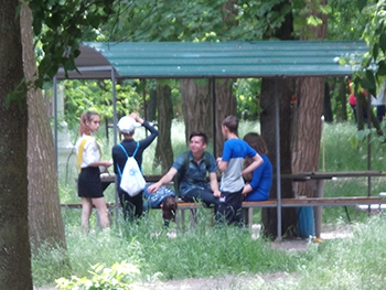 Школьники штурмуют парк и экспериментируют с алкоголем  фото