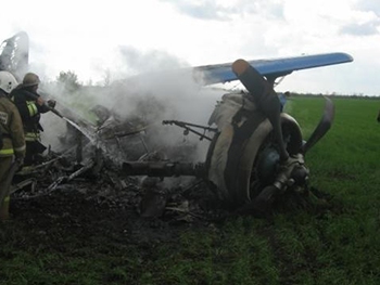 В Чернигове во двор рухнул самолет фото
