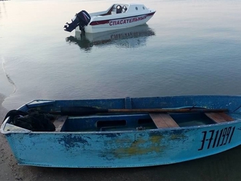 В Азовском море перевернулась лодка с молодыми людьми фото