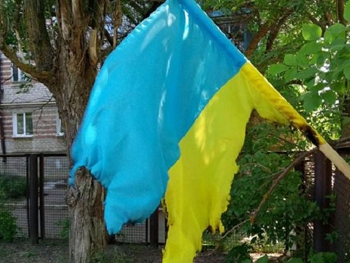В Бердянске вандалы сорвали и подожгли флаг Украины фото