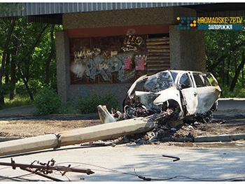 В Запорожье автомобиль сбил электроопору и полностью выгорел. Водитель погиб фото