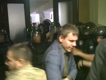 В Киевсовете подрались добровольцы, спецназовцы и депутаты фото