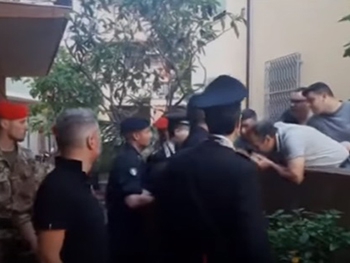 Скандал: боссу итальянской мафии при аресте поцеловали руку  фото