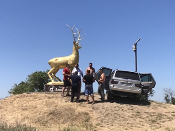 Группа отдыхающих заехала на памятник оленю на машине  фото