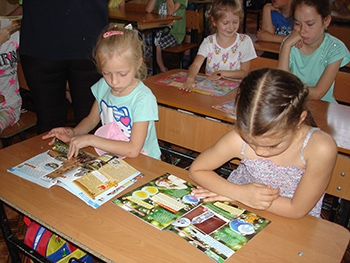 Детская библиотека Мальвина развлекает детей из летних лагерей фото