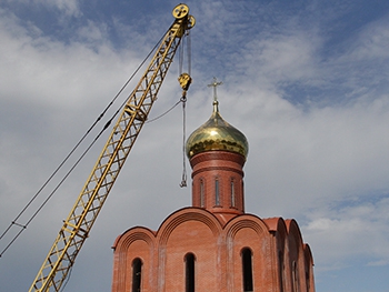 Новую церковь в монастыре увенчали куполом фото