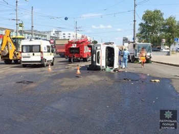 В Харькове иномарка врезалась в скорую, перевозившую ребенка: 6 пострадавших  фото