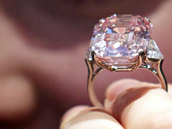 На аукционе Sothebys за 854 тысячи продали кольцо, купленное за 13 долларов фото