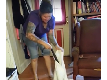 Видеохит: американка поймала заползшую в дом змею наволочкой фото