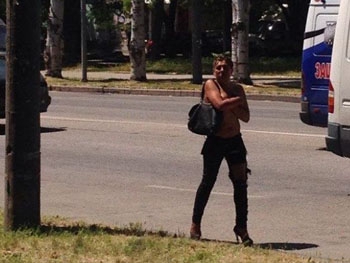 В Запорожье женщина расхаживала по городу с обнаженным бюстом и ела траву  фото
