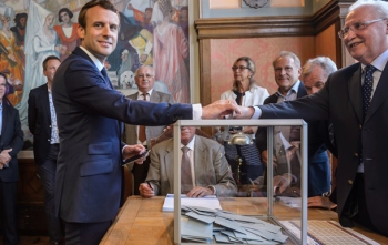 Сторонники президента Маркона лидируют после первого тура парламентских выборов во Франции фото
