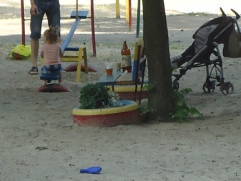 Родители с тремя детьми устроили пьянку на детской площадке  фото