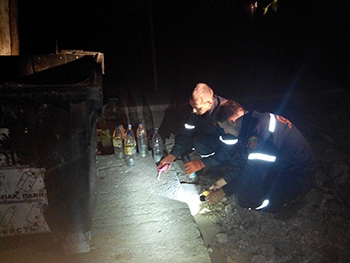 В Запорожье спасателям пришлось собирать ртуть возле мусорки фото