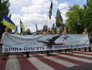 Вместе с живыми защищают небо Украины - в Мелитополе прошло шествие памяти погибших героев фото