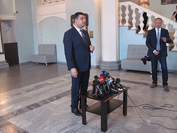Гройсман в Запорожье успокоил медиков и заявил, что Донбасс - это Украина фото