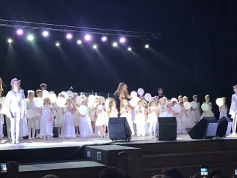 В Мелитополе Наталья Могилевская нашла способ совместить концерт с трауром фото
