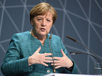 Странный шаг США: Меркель раскритиковала новые американские санкции против России фото