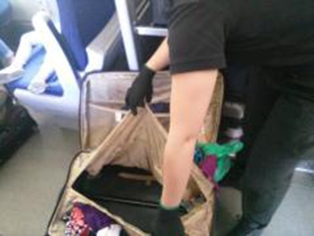 Украинка пыталась вывезти своего сына в Польшу в чемодане фото