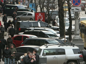 Всех водителей в Украине хотят заставить платить за парковку фото