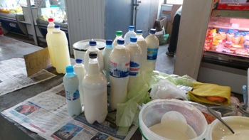 Что думают на мелитопольских рынках о намерении Минагрополитики запретить продажу молока второго сорта? фото
