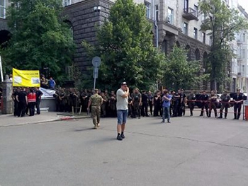 Администрацию Президента заблокировали добровольцы «Айдара» и «Днепр-1 (фото, видео) фото