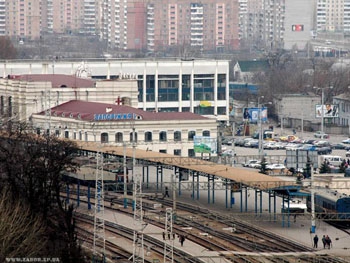 Пассажиров поезда на вокзале «Запорожье-1» пришлось спасать от агрессивного соседа фото