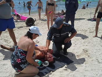 Спасатели обучали пляжников безопасному отдыху  фото