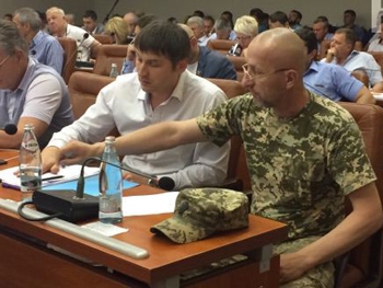 Запорожского депутата прямо на сессии пытались забрать в армию фото