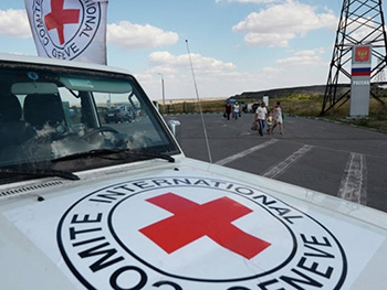 Красный крест отправил на Донбасс 12 грузовиков гуманитарной помощи фото