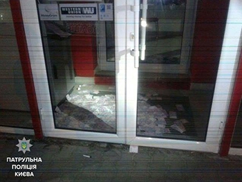 В Киеве банкомат 2 часа выплевывал 200-гривневые купюры фото