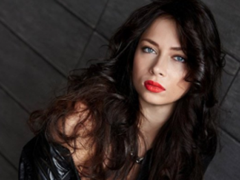 Актриса Настасья Самбурская жестко ответила на критику своего наряда фото