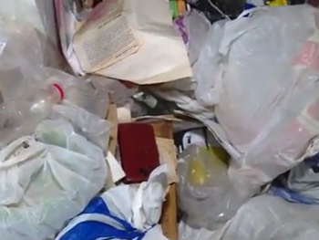 В Запорожье пенсионерка 12 лет сносит с улицы мусор в свою квартиру  фото