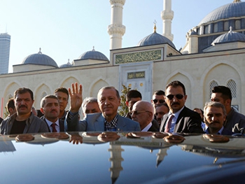 У людей паника: Эрдоган упал без сознания во время молитвы в мечети фото