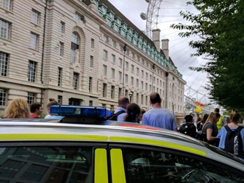 В Лондоне эвакуировали людей со знаменитого колеса обозрения фото
