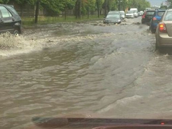 На Киев обрушился аномальный ливень, превратив улицы в реки фото