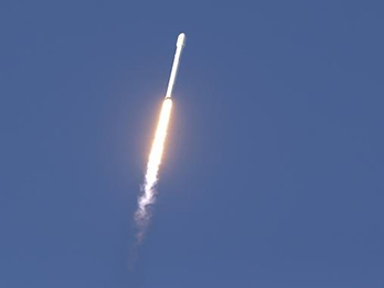 SpaceX успешно запустила 10 спутников  фото