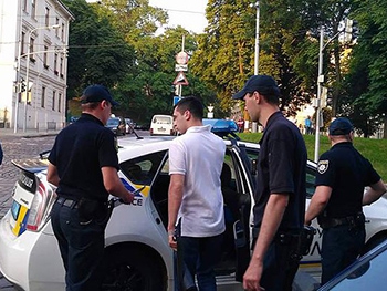 Во Львове избили водителя внедорожника за неправильную парковку фото